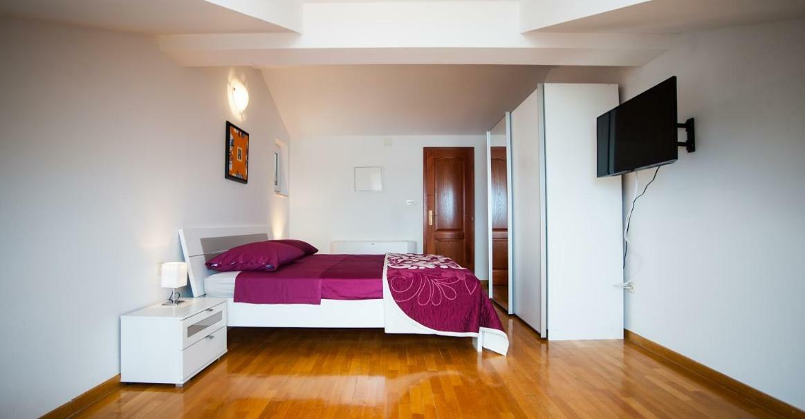 Apartamento House Koloc Bol Exterior foto